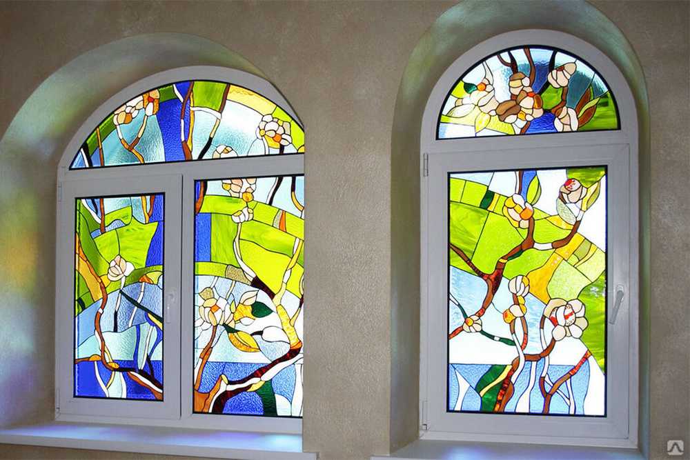 Окно в готическом стиле - формы, орнаменты, витражи - 50 фото