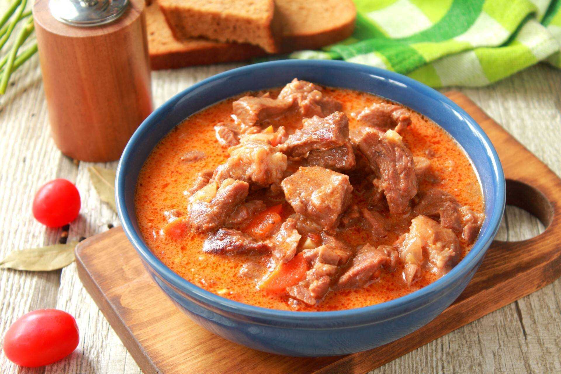 Как приготовить гуляш из свинины с подливкой, чтобы мясо было мягким и сочным
