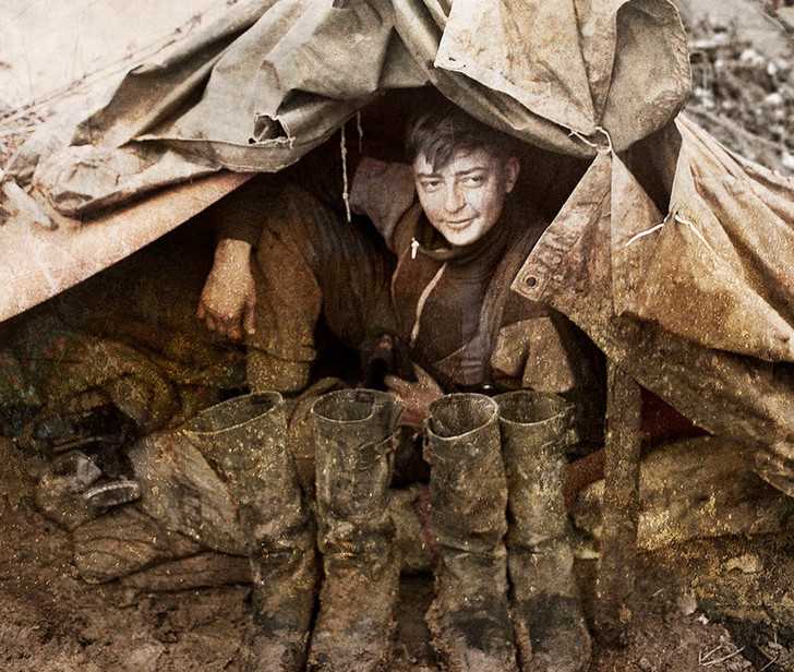 Во время тренировок и спецопераций, бойцы российских спецподразделений держат одну руку на плече впереди идущего товарища С какой целью Мы задали вопрос