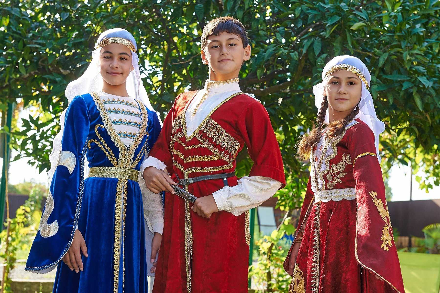Абхазы — происхождение народа, где и как живут, традиции, одежда, кухня