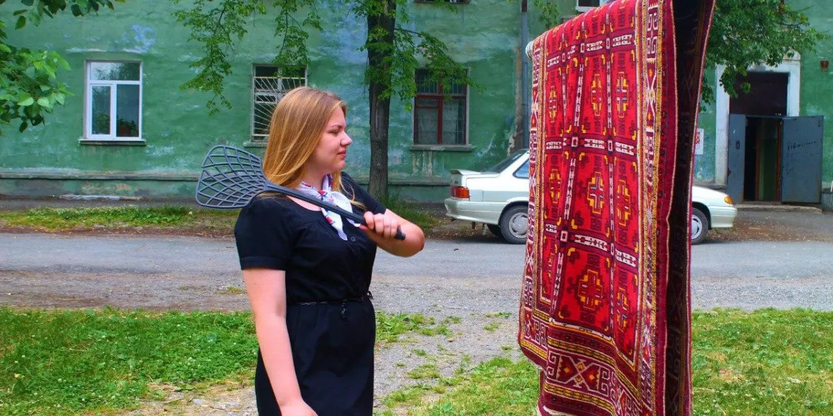 Как и почему тысячи турецких ковров оказались на улице?